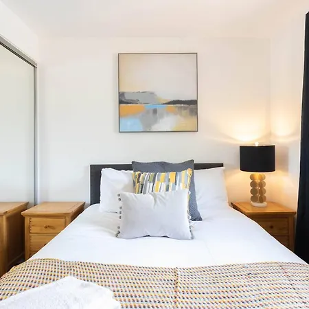 Modern 2 Bed Broompark/central Apt. With Parking Glasgow