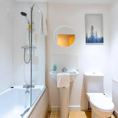 Modern 2 Bed Broompark/central Apt. With Parking شقة غلاسغو