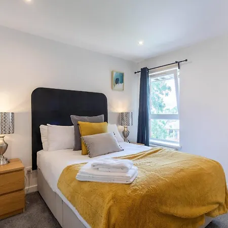 Lejlighed Modern 2 Bed Broompark/central Apt. With Parking