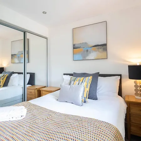 Modern 2 Bed Broompark/central Apt. With Parking Lägenhet