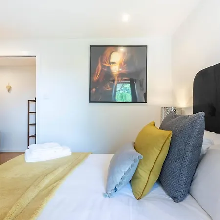 Modern 2 Bed Broompark/central Apt. With Parking * Glasgow