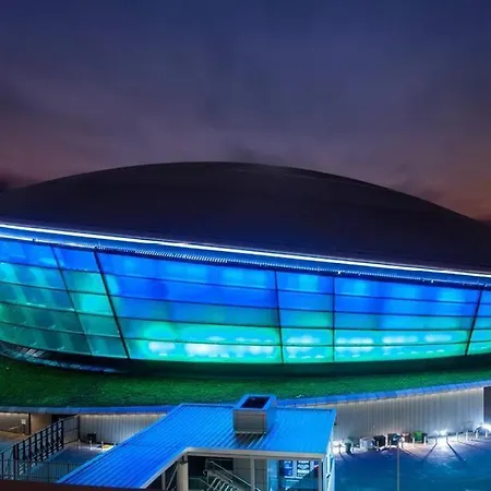 Fresh, Modern West End Beside Hydro 글라스고