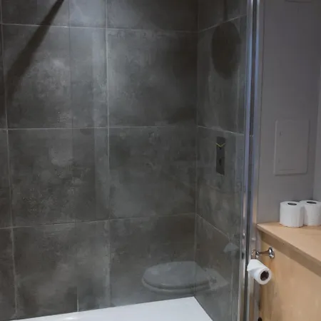 Pass The Keys Lovely 2 Bed With Parking Next To Secc Hydro Apartment
