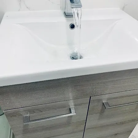 Centre Flat With River Views And Parking شقة