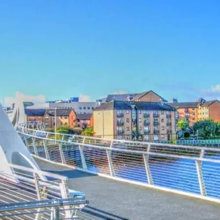 Apartment City Centre Flat With River Views And Parking Glasgow