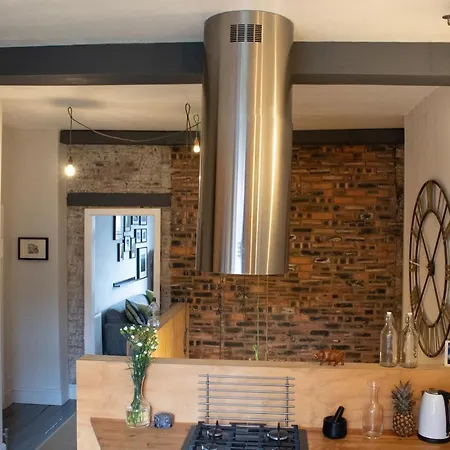 Anchored - Unique In Glasgow's West End Apartment *