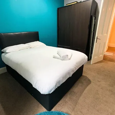 Large South Family - Free Parking Holiday home Glasgow