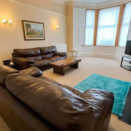 Large South Family - Free Parking Holiday home
