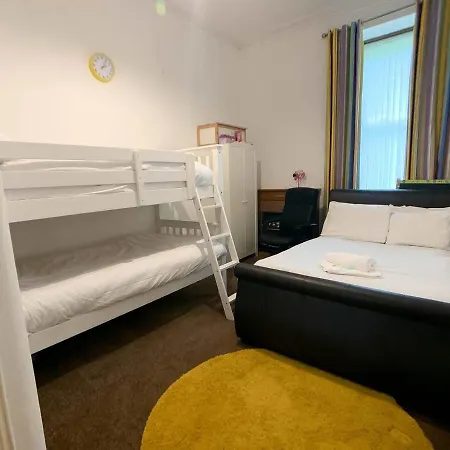 Large South Family - Free Parking Holiday home *