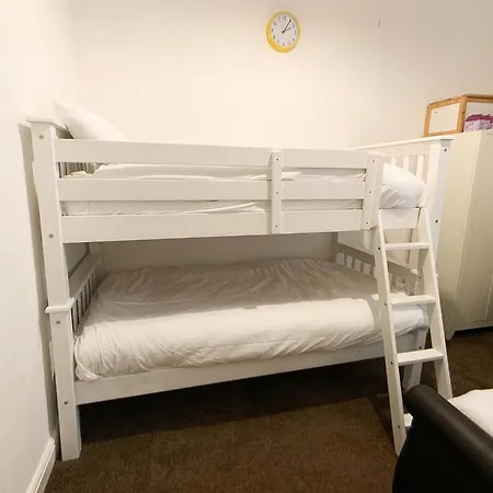 Large South Family - Free Parking Holiday home Glasgow