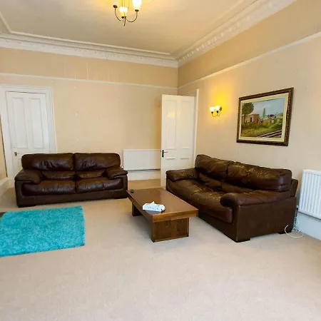 Large South Family - Free Parking Holiday home Glasgow
