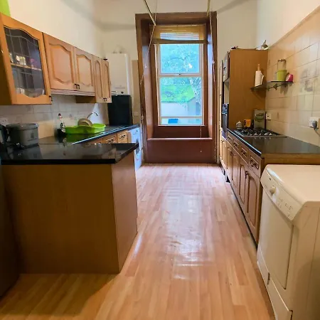 Large South Family - Free Parking Holiday home