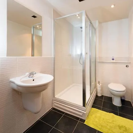 Trendy 10th Floor Studio Apartment Glasgow