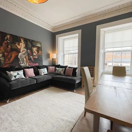Spacious 3 Bedroom Victorian Flat Centre Glasgow