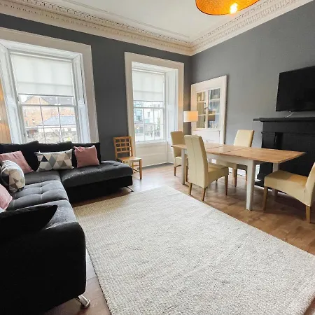 Apartment Spacious 3 Bedroom Victorian Flat Centre *