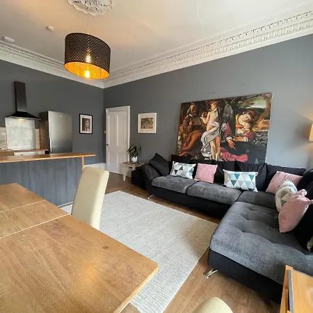 Spacious 3 Bedroom Victorian Flat Centre Apartment *