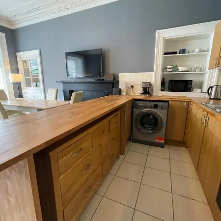 Apartment Spacious 3 Bedroom Victorian Flat Centre *