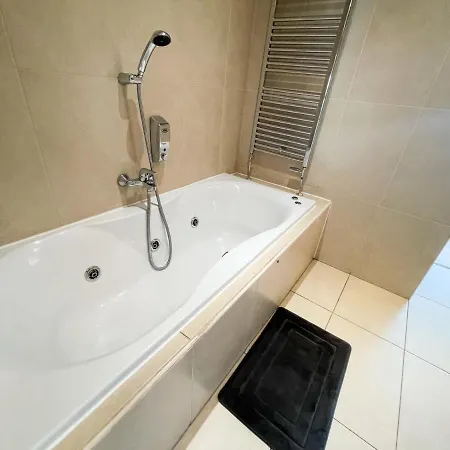 Centre 2-bed Parking Jacuzzi Bath
