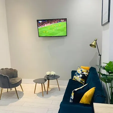 Cheerful 2 Bedroom Homely Apartment, Sleeps 4 Guest Comfy, 3x Double Bed, Parking, Free Wifi, Suitable For Business, Leisure Guest,glasgow, West End, Near Centre, Perfect For Common Wealth Games 2026 Apartman *