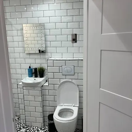 Cheerful West End Apartment: Cozy 2-bedroom Near Centre Apartment *