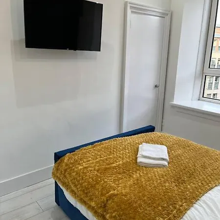 Cheerful 2 Bedroom Homely Apartment, Sleeps 4 Guest Comfy, 3x Double Bed, Parking, Free Wifi, Suitable For Business, Leisure Guest,glasgow, West End, Near Centre, Perfect For Common Wealth Games 2026 Glasgow