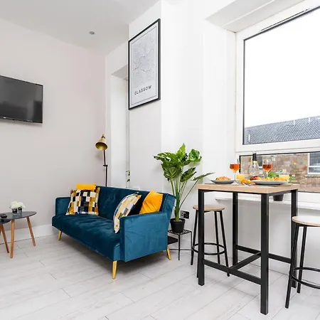 Cheerful 2 Bedroom Homely Apartment, Sleeps 4 Guest Comfy, 3x Double Bed, Parking, Free Wifi, Suitable For Business, Leisure Guest,glasgow, West End, Near Centre, Perfect For Common Wealth Games 2026 * Glasgow