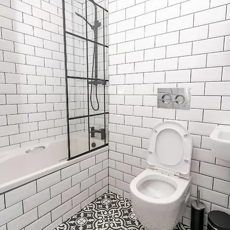 Apartment Cheerful West End Apartment: Cozy 2-bedroom Near Centre