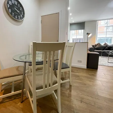 Apartment Exquisite 2br Flat Near Train Station