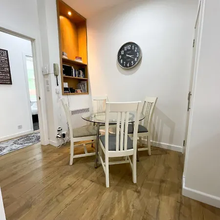 Exquisite 2br Flat Near Train Station Apartment *