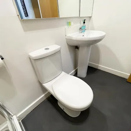 Exquisite 2br Flat Near Train Station Apartmán *