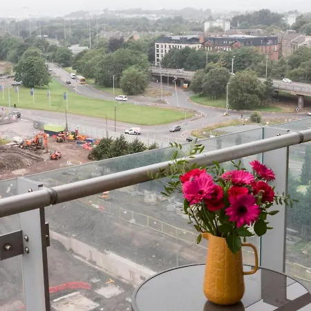 Pass The Keys Lovely New 1-bedroom Harbour River View Apartment Glasgow