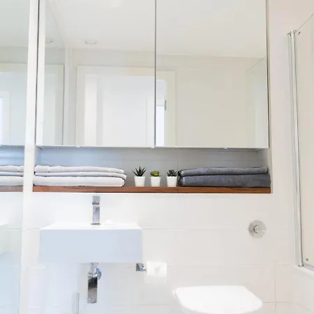 Pass The Keys Lovely New 1-bedroom Harbour River View Apartment Glasgow