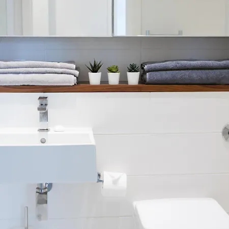 Pass The Keys Lovely New 1-bedroom Harbour River View Apartment Glasgow