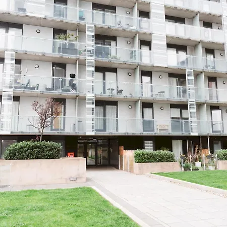 Pass The Keys Lovely New 1-bedroom Harbour River View Apartment Glasgow