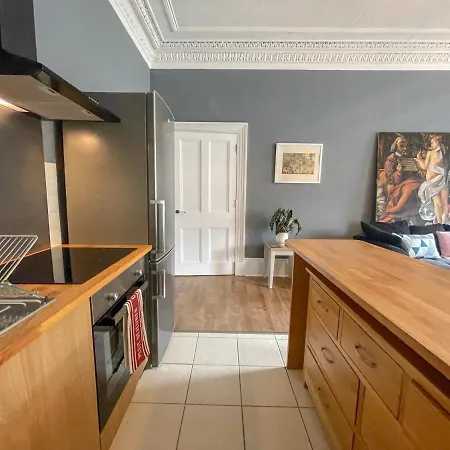 Spacious 3 Bedroom Victorian Flat Centre * Glasgow