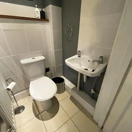 Spacious 3 Bedroom Victorian Flat Centre