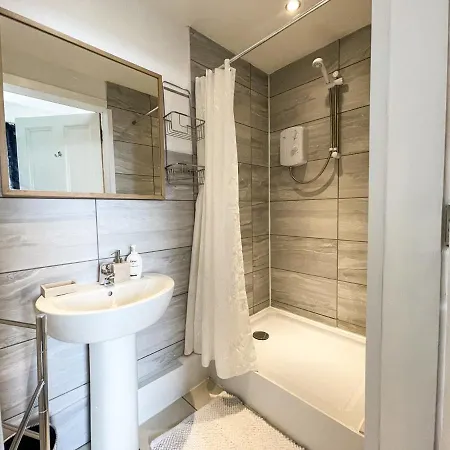 Spacious 3 Bedroom Victorian Flat Centre