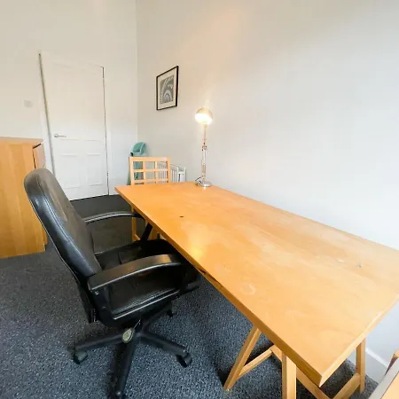Spacious 3 Bedroom Victorian Flat Centre Apartment *