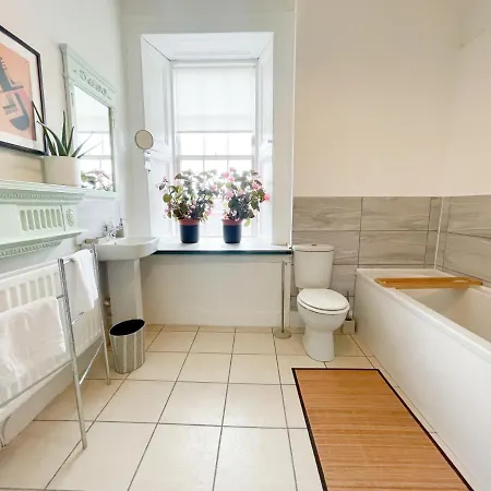 Spacious 3 Bedroom Victorian Flat Centre Glasgow