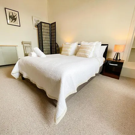 Spacious 3 Bedroom Victorian Flat Centre Apartment