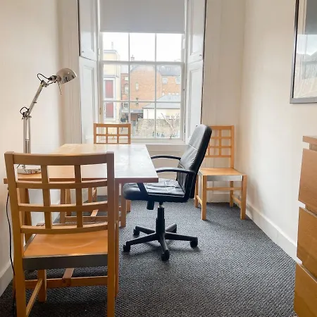 Spacious 3 Bedroom Victorian Flat Centre Apartment