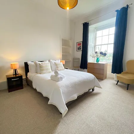 Spacious 3 Bedroom Victorian Flat Centre Apartment
