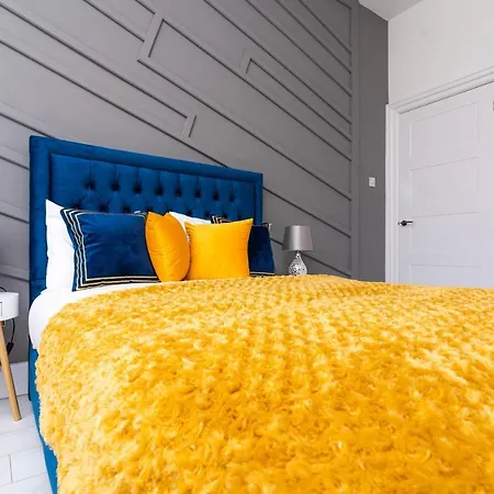 Cheerful 2 Bedroom Homely Apartment, Sleeps 4 Guest Comfy, 3x Double Bed, Parking, Free Wifi, Suitable For Business, Leisure Guest,glasgow, West End, Near Centre, Perfect For Common Wealth Games 2026 Glasgow