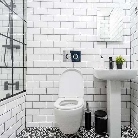 Cheerful 2 Bedroom Homely Apartment, Sleeps 4 Guest Comfy, 3x Double Bed, Parking, Free Wifi, Suitable For Business, Leisure Guest,glasgow, West End, Near Centre, Perfect For Common Wealth Games 2026 * Glasgow