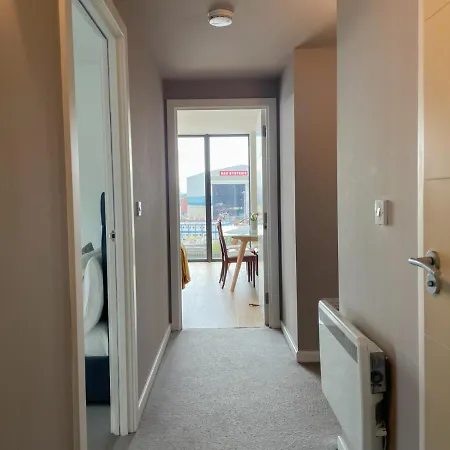 River Clyde View With Terrace & Parking *