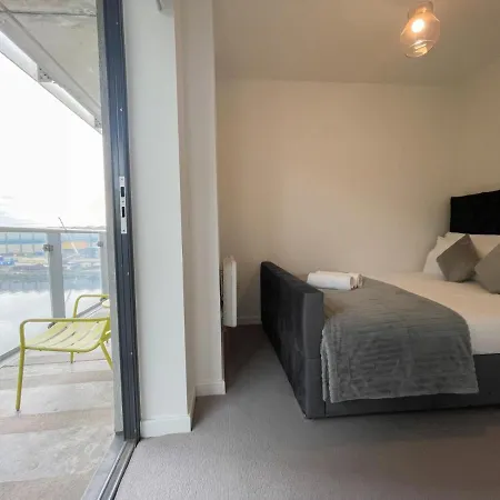 River Clyde View With Terrace & Parking *
