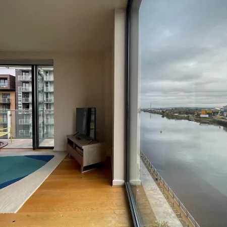 Apartment River Clyde View With Terrace & Parking