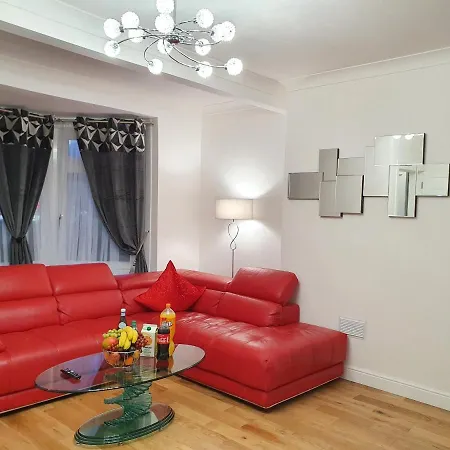 Comfortable And Modern 3 Bedroom Mid Terraced *