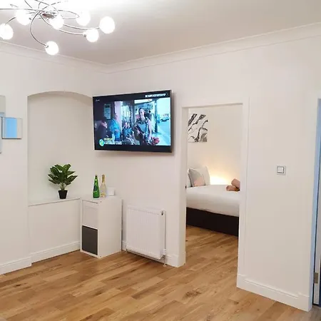 Comfortable And Modern 3 Bedroom Mid Terraced *