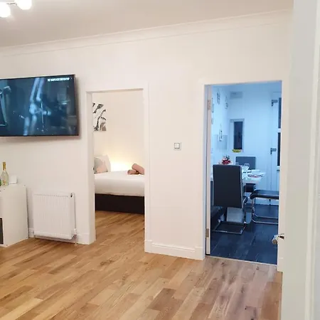 Comfortable And Modern 3 Bedroom Mid Terraced Apartamento *